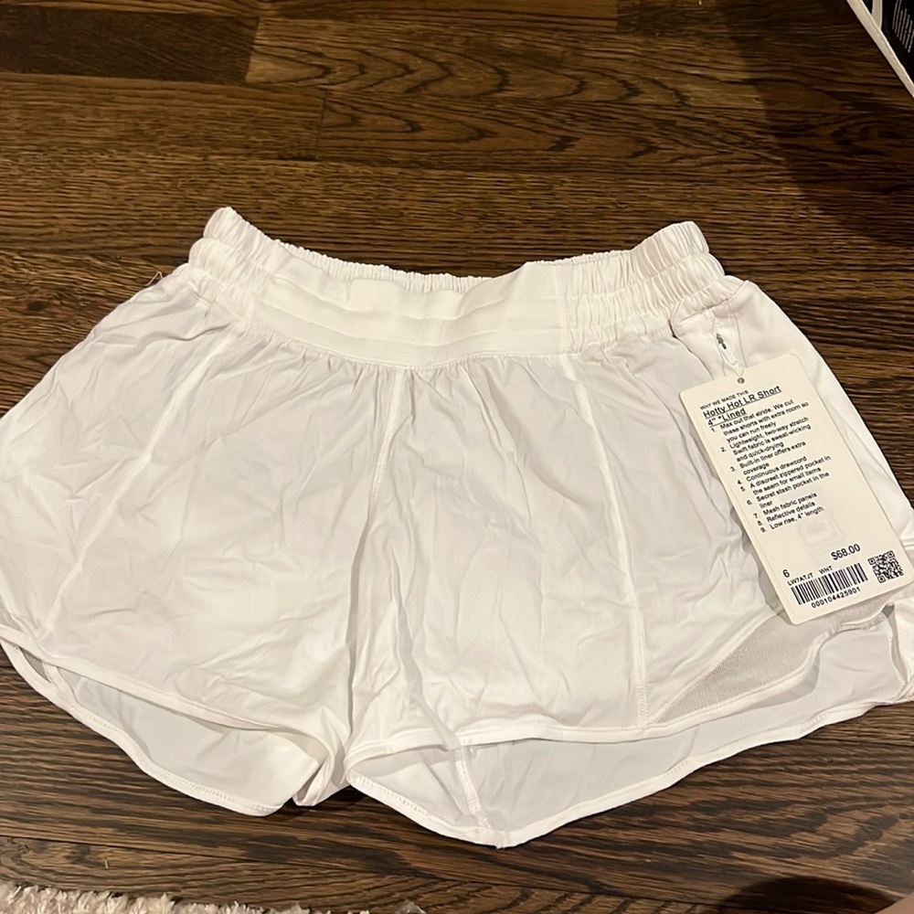 Lululemon NWT Size 6 Hotty Hot Low rise short 4” lined